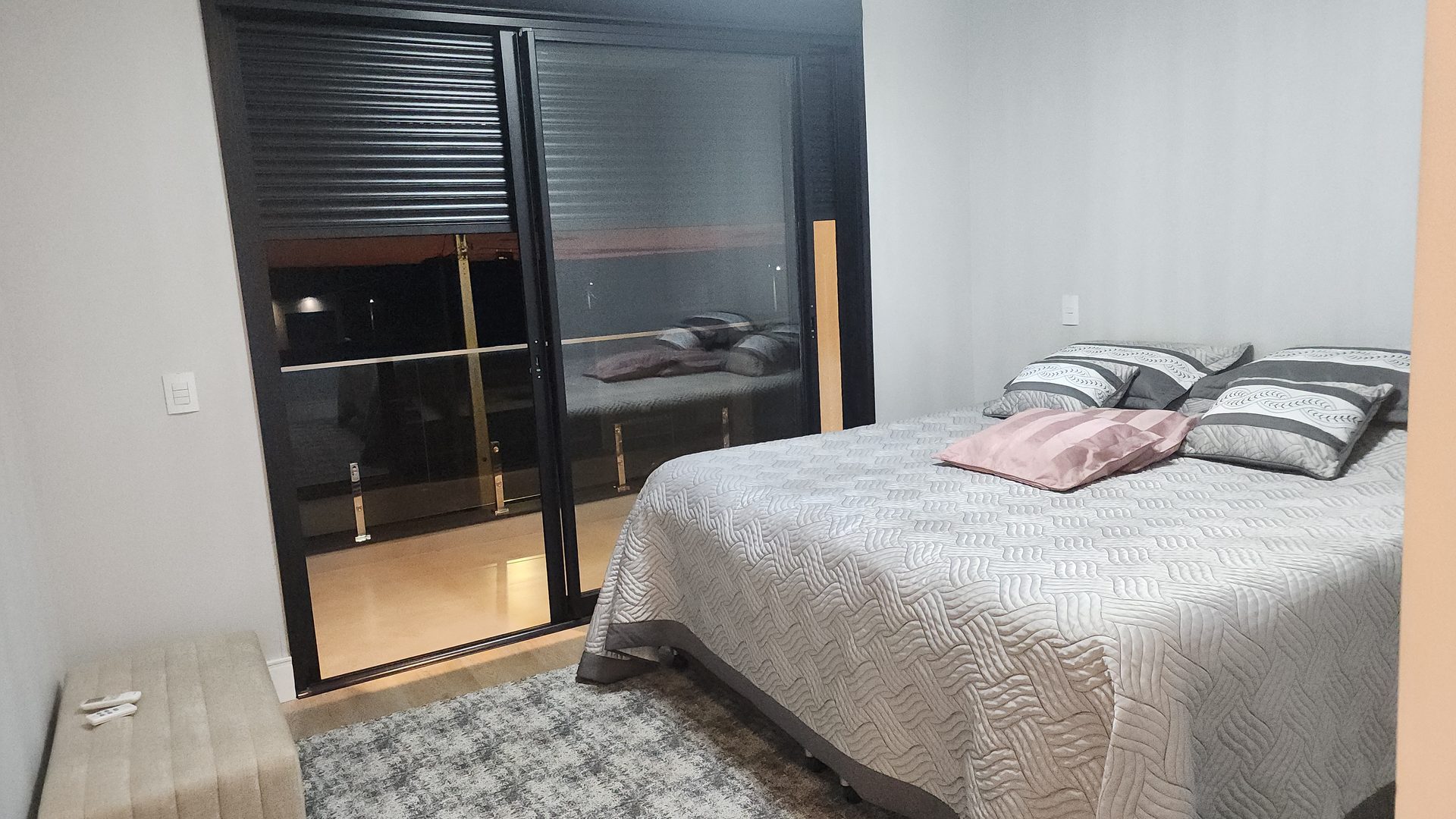 Suite master com armario planejado e sacada no sobrado 3 suites Terras Alpha Cascavel