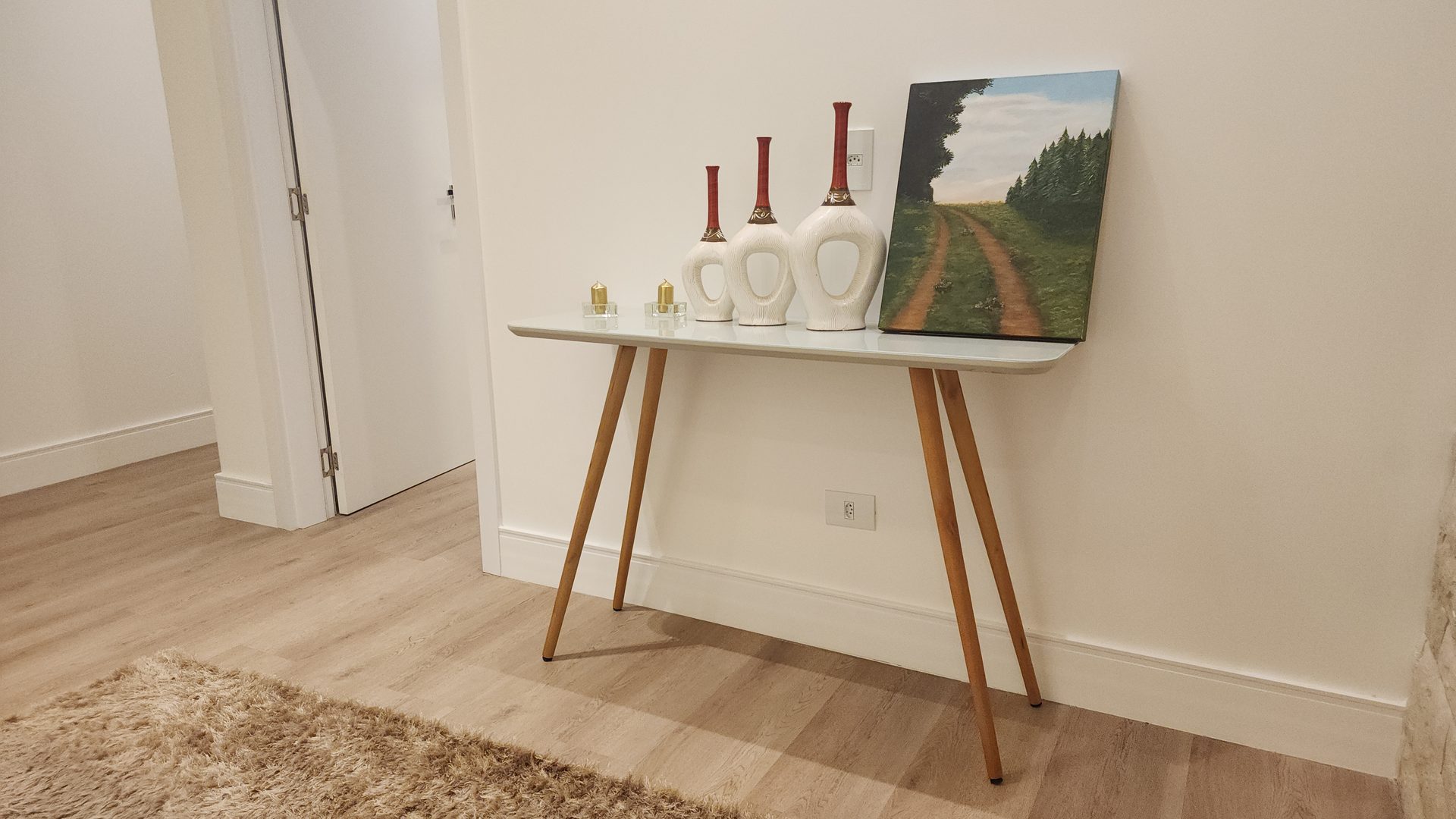 Hall do pavimento superior com piso vinilico e decoracao no sobrado Alphaville Cascavel
