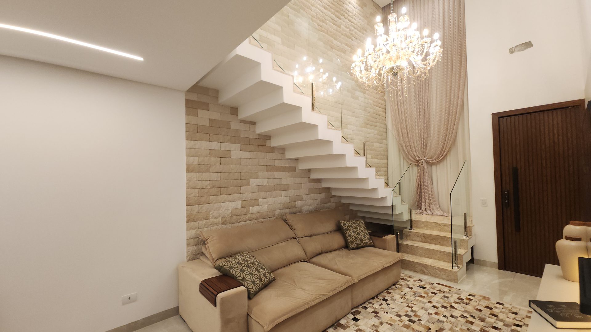 Escada em marmore com lustre de cristal e pe direito duplo no sobrado Alphaville Cascavel