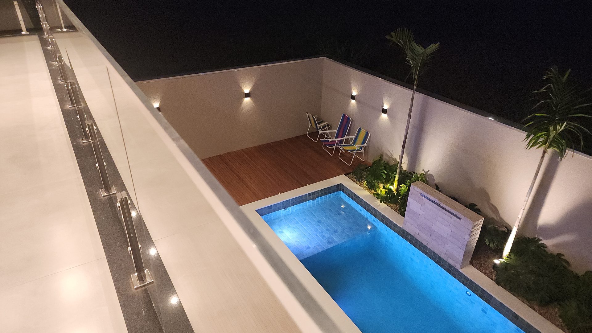 Vista aerea da piscina e deck de madeira do segundo andar no sobrado Terras Alpha Cascavel