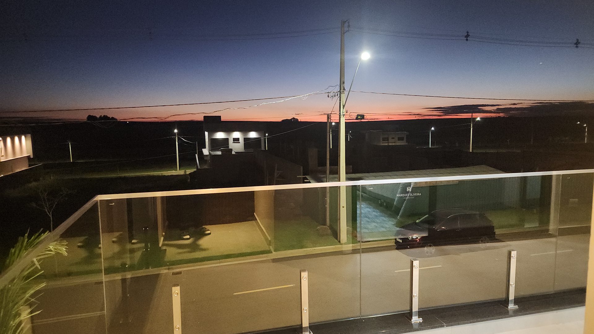 Vista panoramica da sacada do sobrado Terras Alpha com por do sol sobre o condominio